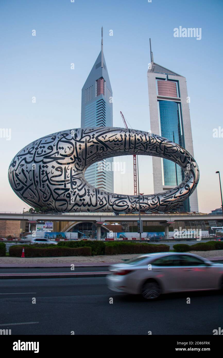 Strada principale di un Emirati Arabi Uniti, Shekh Zayed strada. Ripresa a Dubai. Molti edifici famosi possono essere visti, così come la stazione della metropolitana e il 'Museo Foto Stock Strada principale di un Emirati Arabi Uniti, Shekh Zayed strada. Ripresa a Dubai. Molti edifici famosi possono essere visti, così come la stazione della metropolitana e il 'Museo Foto Stock