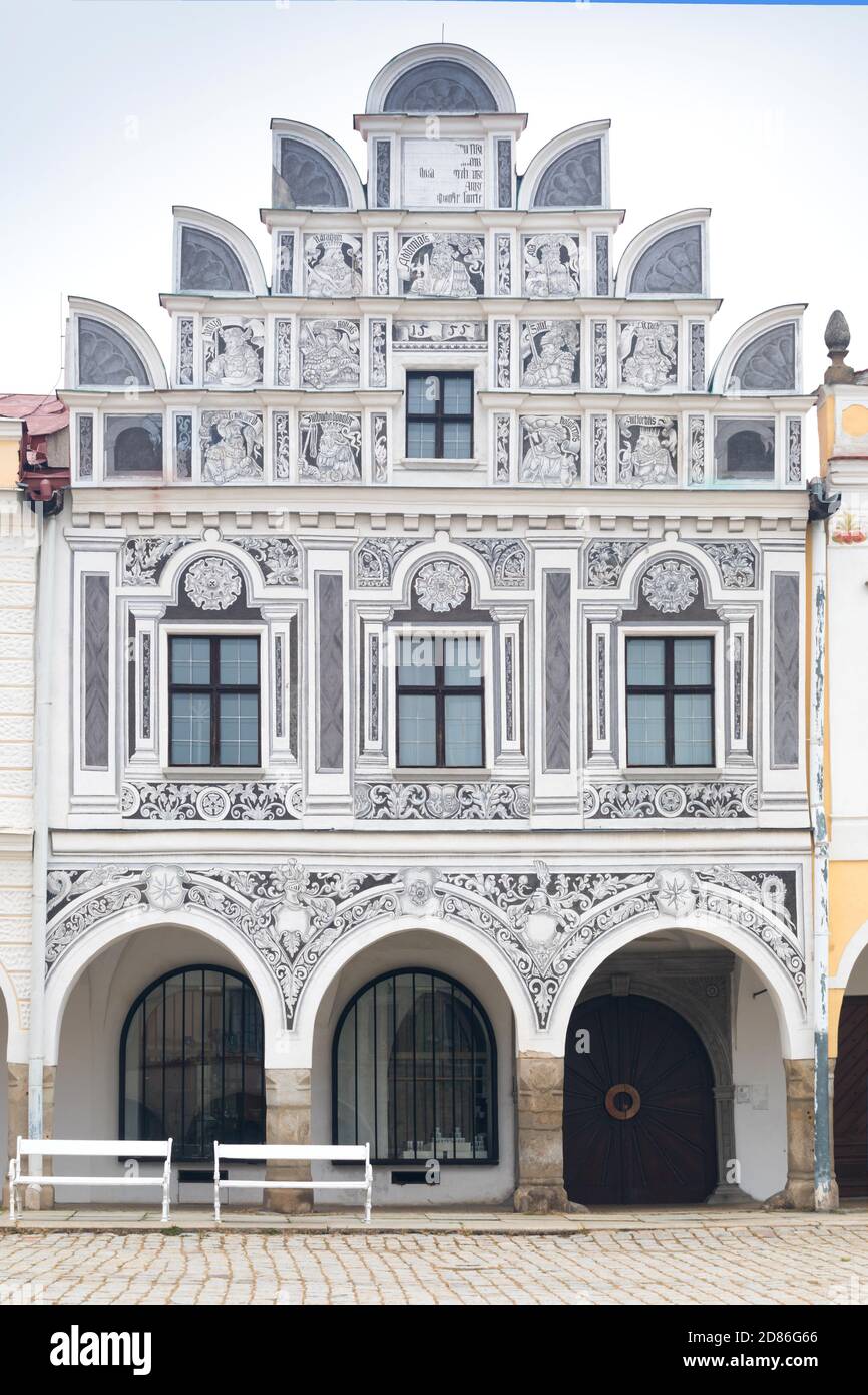 Case tradizionali sulla piazza principale di Telc, Moravia meridionale, Repubblica Ceca. Sito patrimonio dell'umanità dell'UNESCO. Piazza cittadina in Telc con rinascita e barocco Foto Stock