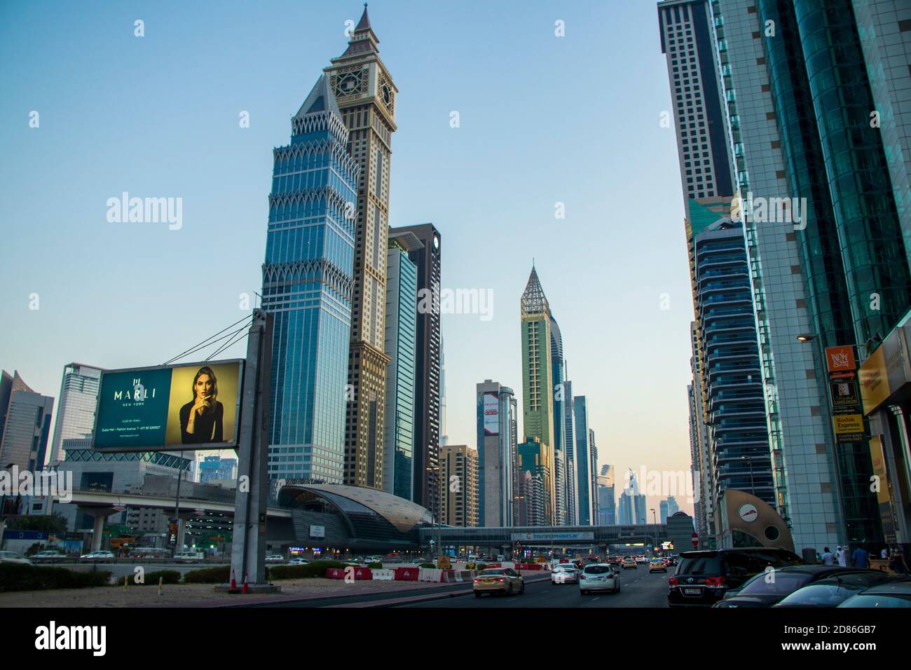 Strada principale di un Emirati Arabi Uniti, Shekh Zayed strada. Ripresa a Dubai. Molti edifici famosi possono essere visti come pure la stazione della metropolitana all'aperto Foto Stock Strada principale di un Emirati Arabi Uniti, Shekh Zayed strada. Ripresa a Dubai. Molti edifici famosi possono essere visti come pure la stazione della metropolitana all'aperto Foto Stock