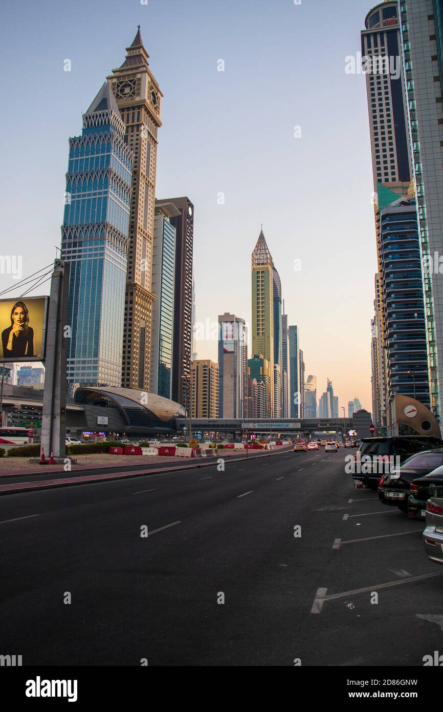 Strada principale di un Emirati Arabi Uniti, Shekh Zayed strada. Ripresa a Dubai. Molti edifici famosi possono essere visti come pure la stazione della metropolitana all'aperto Foto Stock Strada principale di un Emirati Arabi Uniti, Shekh Zayed strada. Ripresa a Dubai. Molti edifici famosi possono essere visti come pure la stazione della metropolitana all'aperto Foto Stock