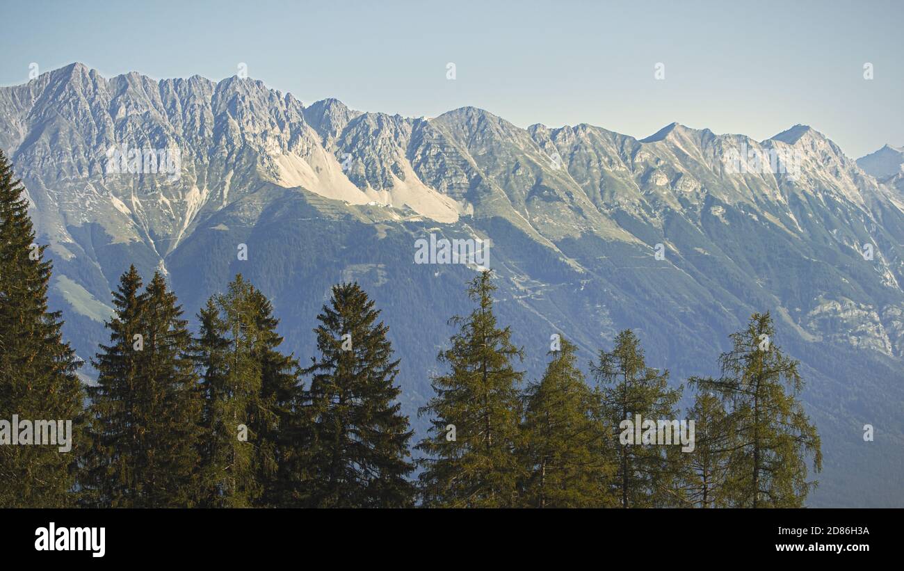 Giornata estiva soleggiata con cielo blu a Muttereralm, una delle montagne delle alpi austriache. Foto Stock