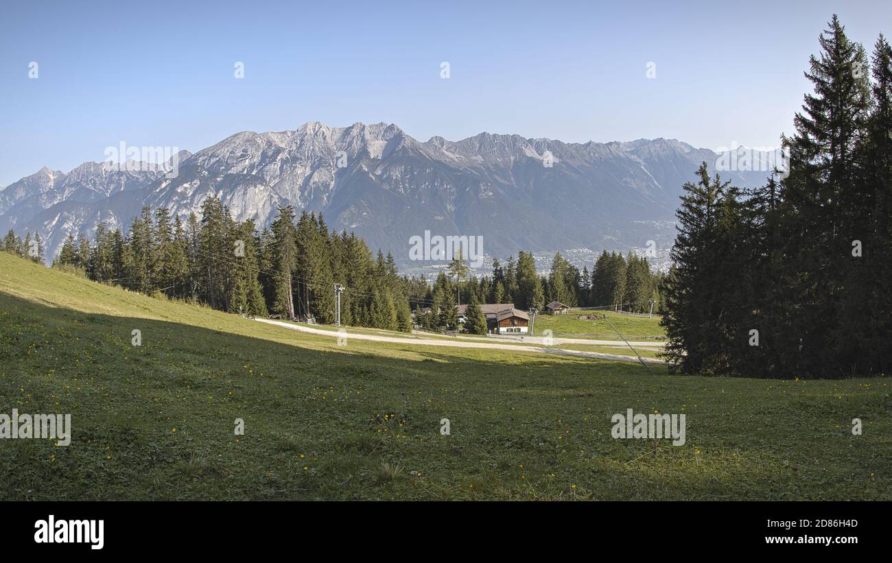 Giornata estiva soleggiata con cielo blu a Muttereralm, una delle montagne delle alpi austriache. Foto Stock