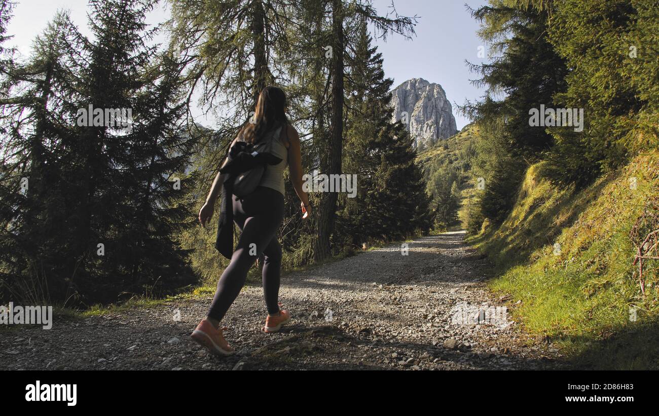 Escursione turistica in una soleggiata giornata estiva con cielo blu a Muttereralm, una delle montagne delle alpi austriache. Foto Stock