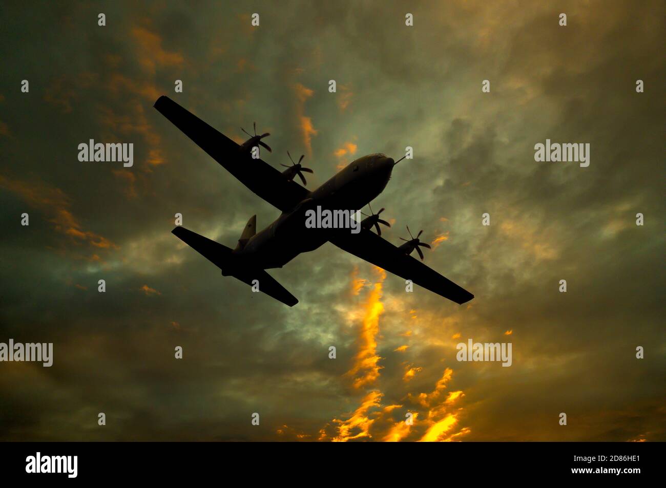 C-130 HERCULES piano RAF silhouette contro il cielo Foto Stock