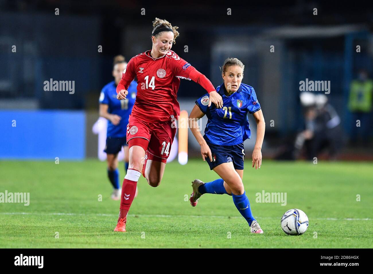 Stadio Carlo Castellani, empoli, Italia, 27 Ott 2020, Valentina Cernoia (Italia), Nicoline Sorensen (Danimarca) durante Euro 2022 Qualificazioni - Italia Donne contro Danimarca, Nazionale Italiana Calcio - Credit: LM/Lisa Guglielmi/Alamy Live News Foto Stock