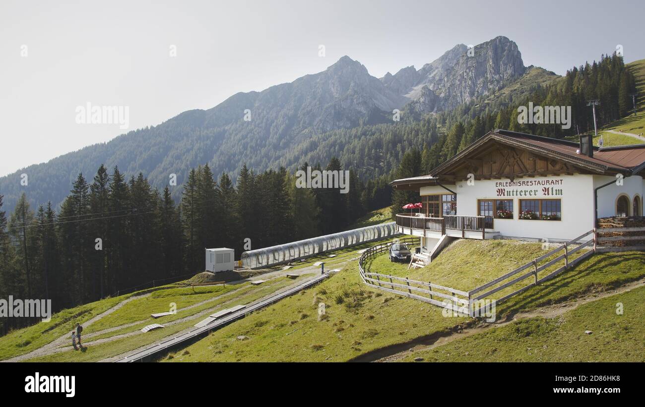 Giornata estiva soleggiata con cielo blu a Muttereralm, una delle montagne delle alpi austriache. Foto Stock