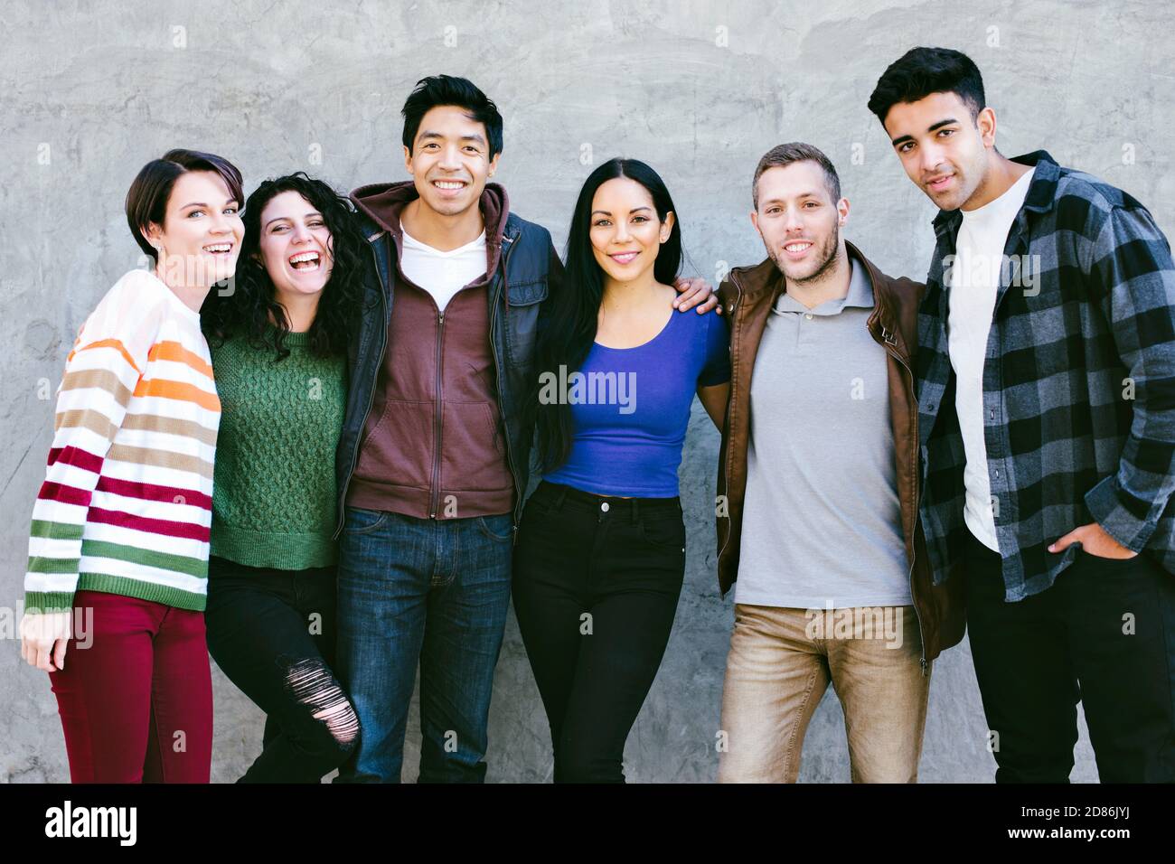 Gruppo multietnico di giovani insieme ridendo e avendo Divertimento - giovane generazione Z - all'aperto Foto Stock