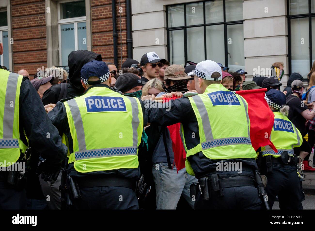 Londra, Regno Unito, 3 agosto 2019:- poliziotti contro manifestanti antifascisti che si oppongono ad un rally da parte dei sostenitori del primo Foto Stock