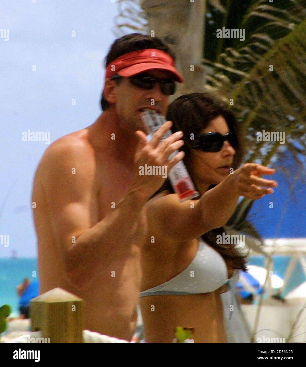 Esclusiva!! Laura Pausini e la passeggiata di amici a Miami Beach, FL,  4/18/05 [[mab]] Foto stock - Alamy