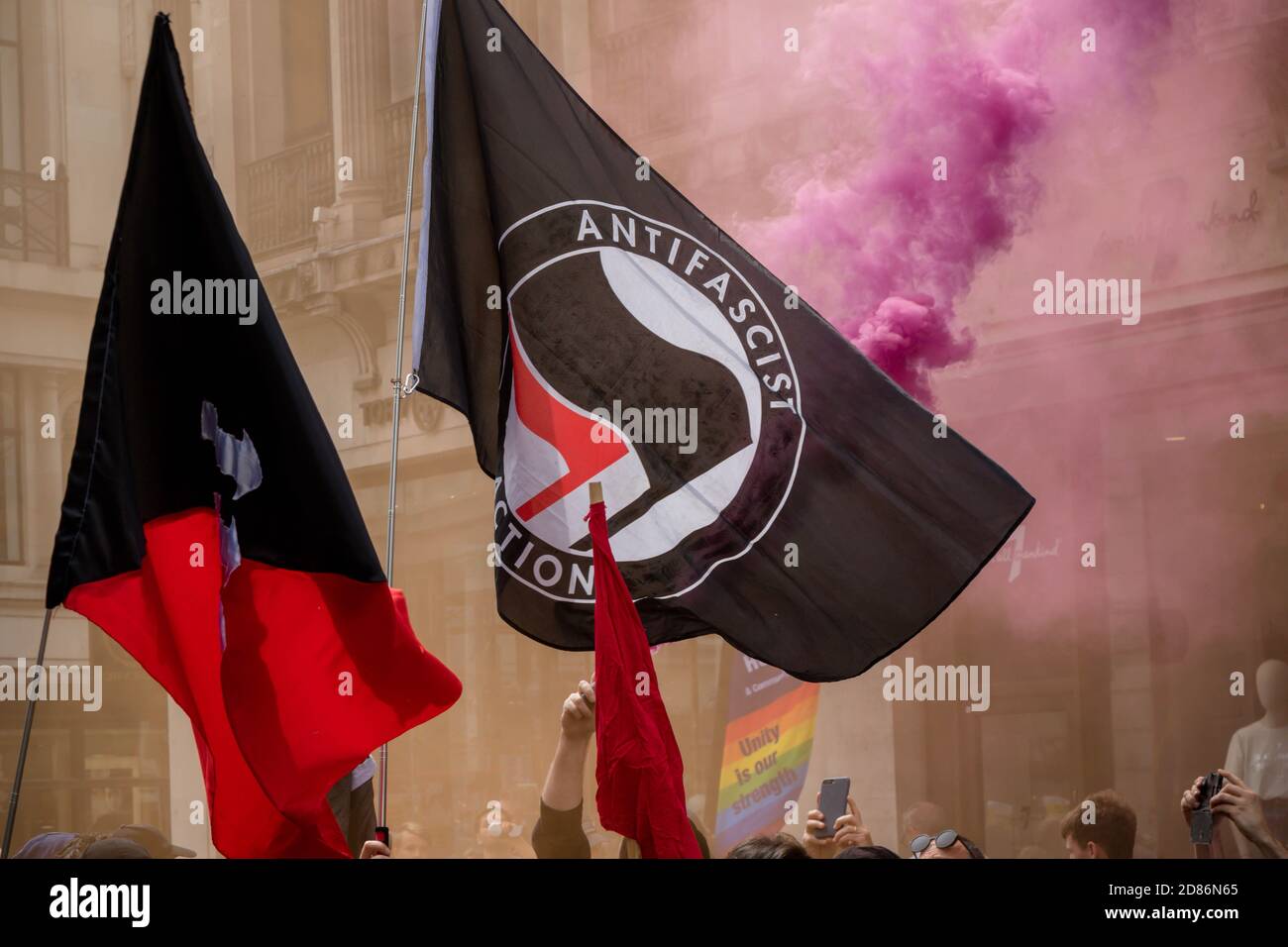 La bandiera antifa viene visualizzata in una dimostrazione antifascista in opposizione ad un rally da parte dei sostenitori del primo Tommy Robinson, leader EDL Foto Stock