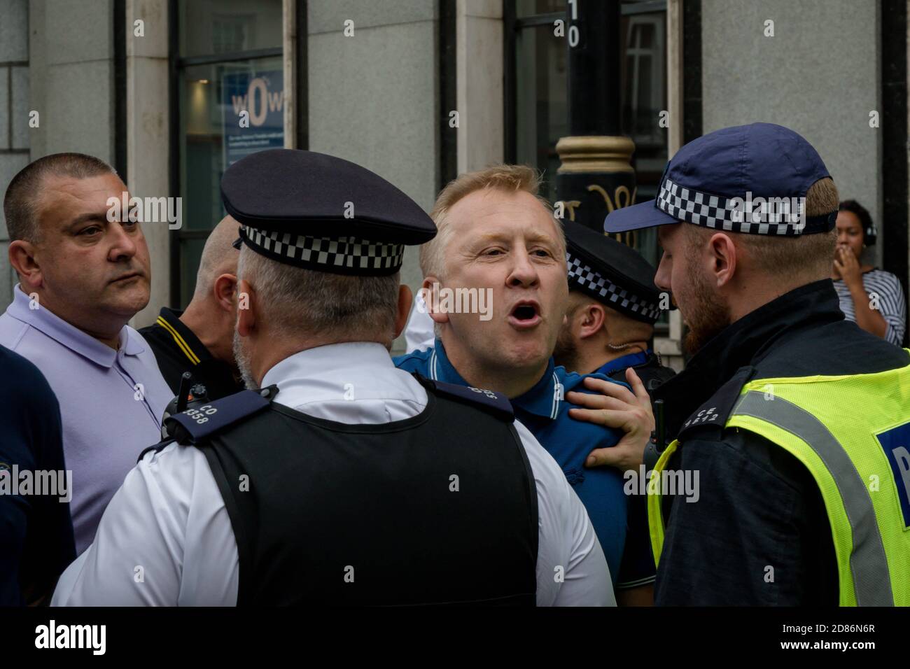 Londra, Regno Unito, 3 agosto 2019:- la polizia interviene per impedire che i sostenitori di Tommy Robinson e i dimostranti antifista si scontrino Foto Stock
