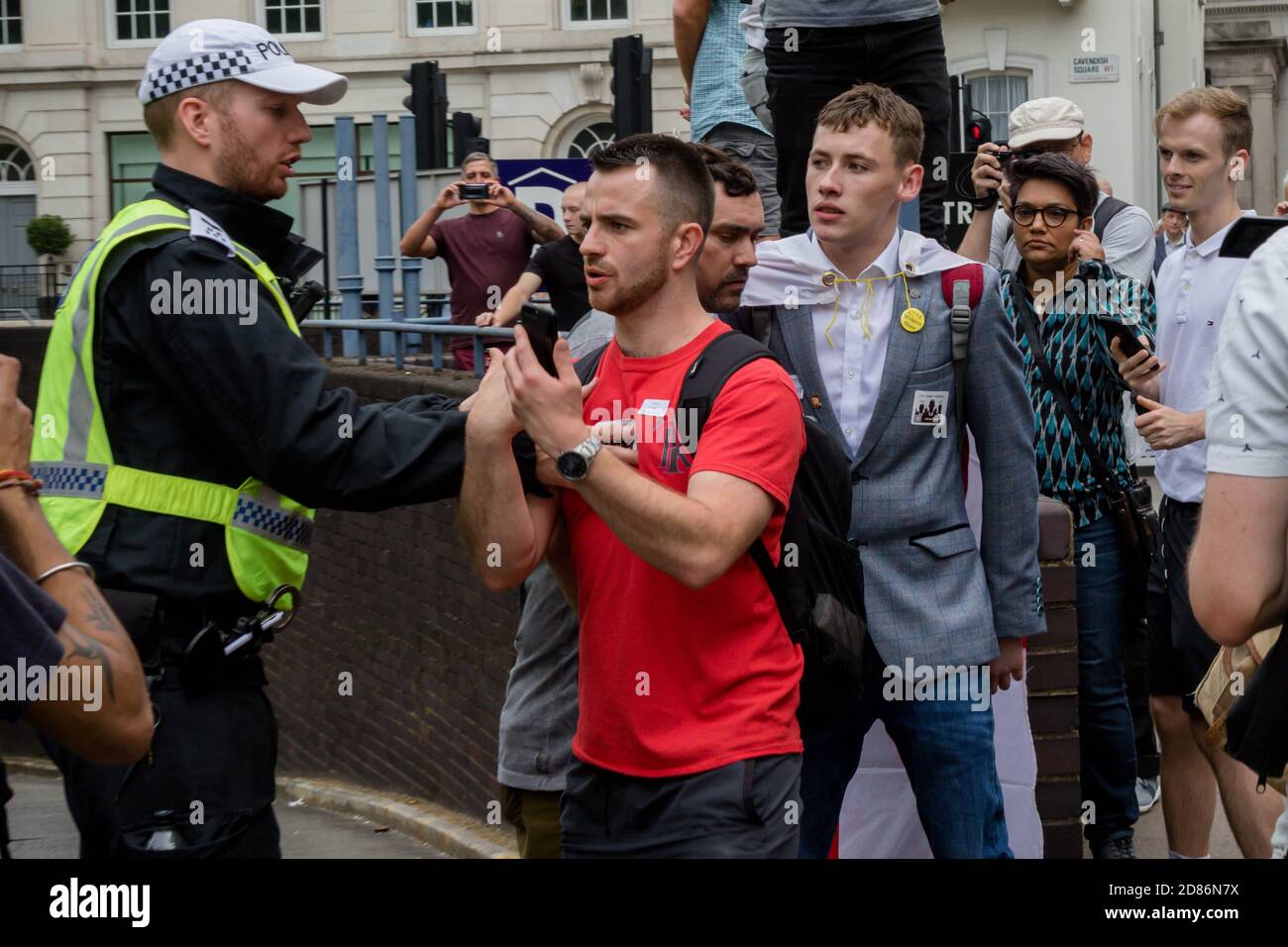 Londra, Regno Unito, 3 agosto 2019:- la polizia interviene per impedire che i sostenitori di Tommy Robinson e i dimostranti antifista si scontrino Foto Stock