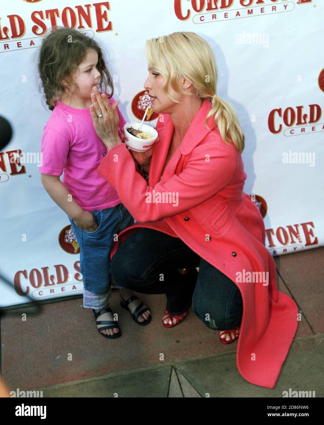 La regina del gelato Nicolette Sheridan ha servito alcune delizie al 4 ° annuale Crema di ghiaccio più grande del mondo sociale a Burbank, CA per sostenere la Fondazione Make-A-Wish¨ presso la Cold Stone Creamery. Nicolette anche cucchiaio nutrito 5 anni fan Karri Bolton gelato al cioccolato. 4/25/05 [[rac]] Foto Stock