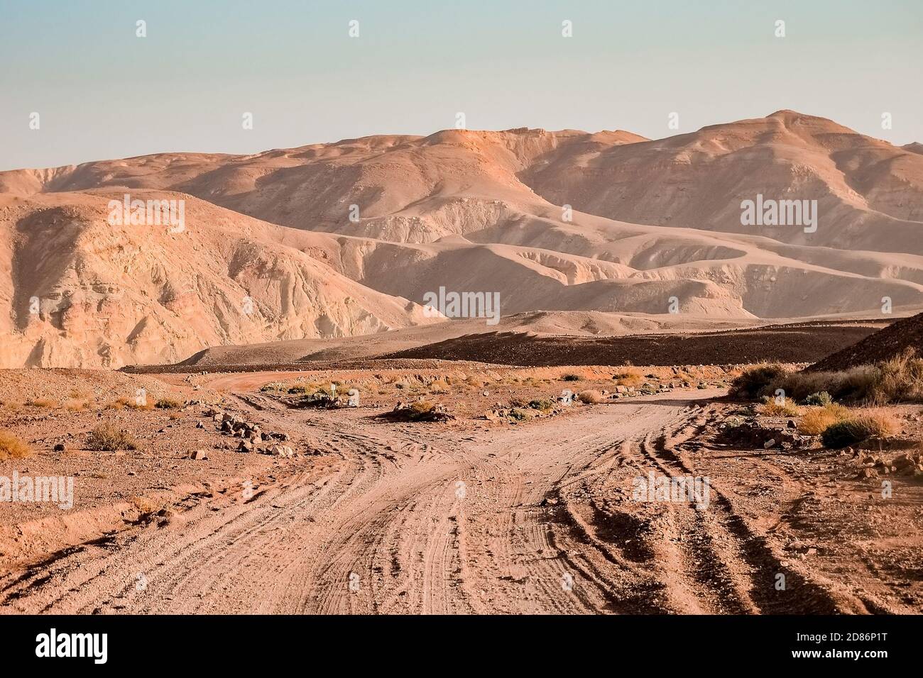 Colline sabbiose nel deserto d'Israele, Red Canyon vicino alla città di Eilat Foto Stock