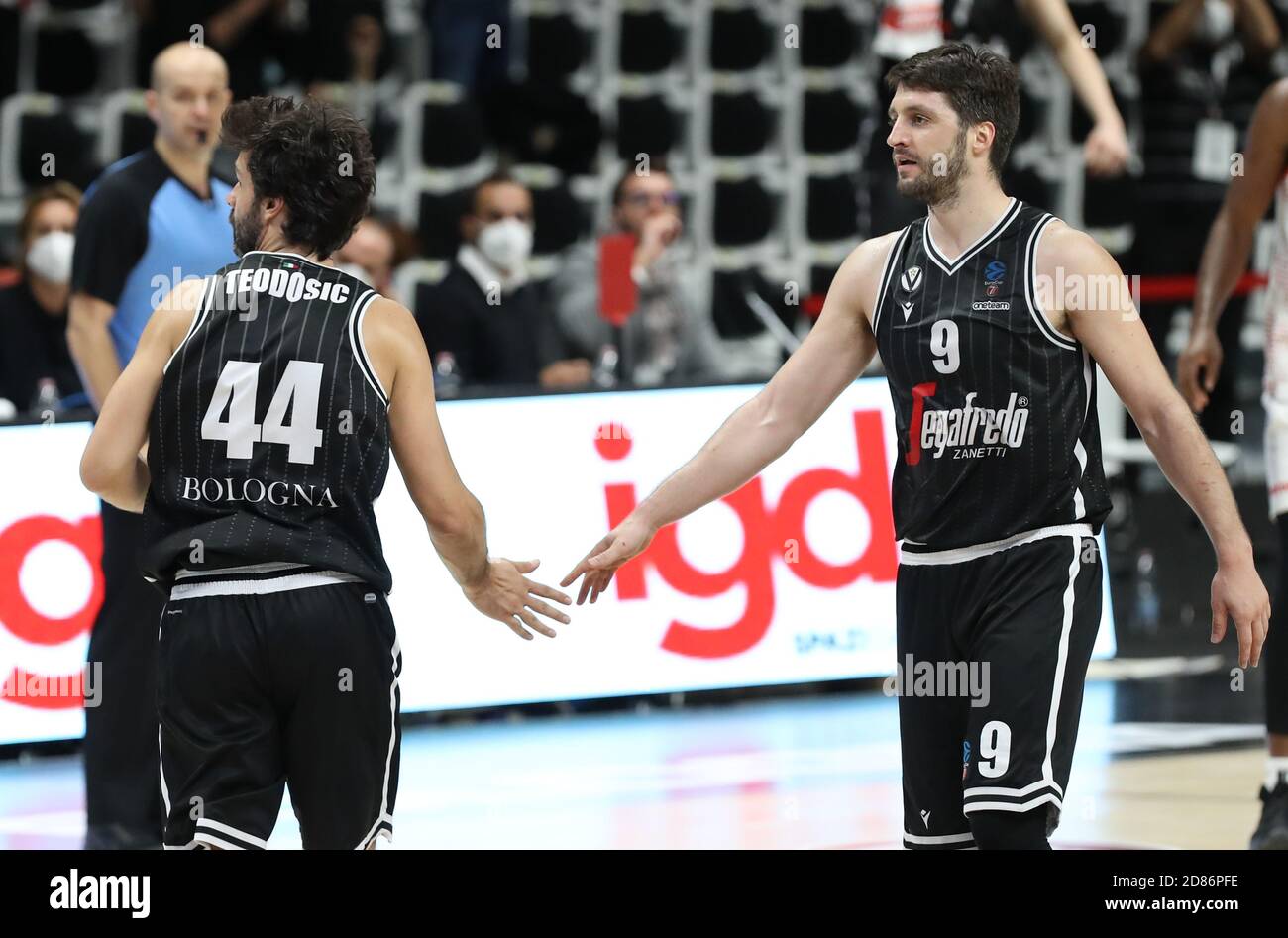 Bologna, Italia. 21 Ott 2020. MILOS Teodosic e Stefan Markovic di Virtus Segafredo Bologna durante l'Eurocup Match Virtus Segafredo Bologna Vs come Monaco - Foto Michele Nucci /LM Credit: Independent Photo Agency/Alamy Live News Foto Stock