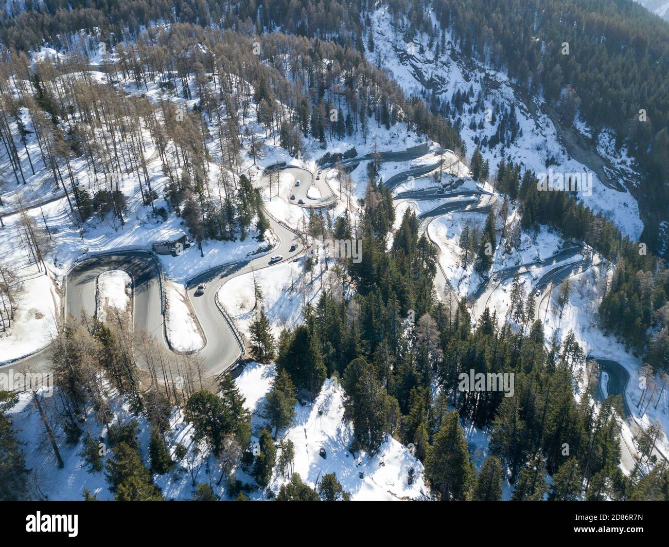 Vista aerea del famoso passo curvy Maloja in inverno, Svizzera Foto Stock