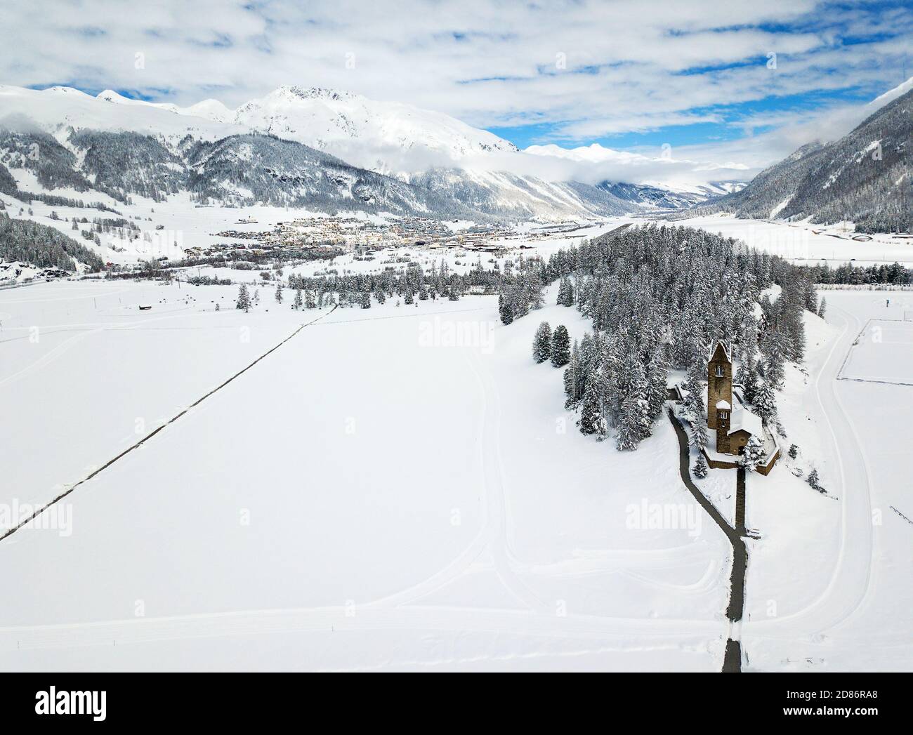 Valle innevata di Celarina nei pressi di San Moritz con la chiesa protestante di San Gian, Svizzera Foto Stock