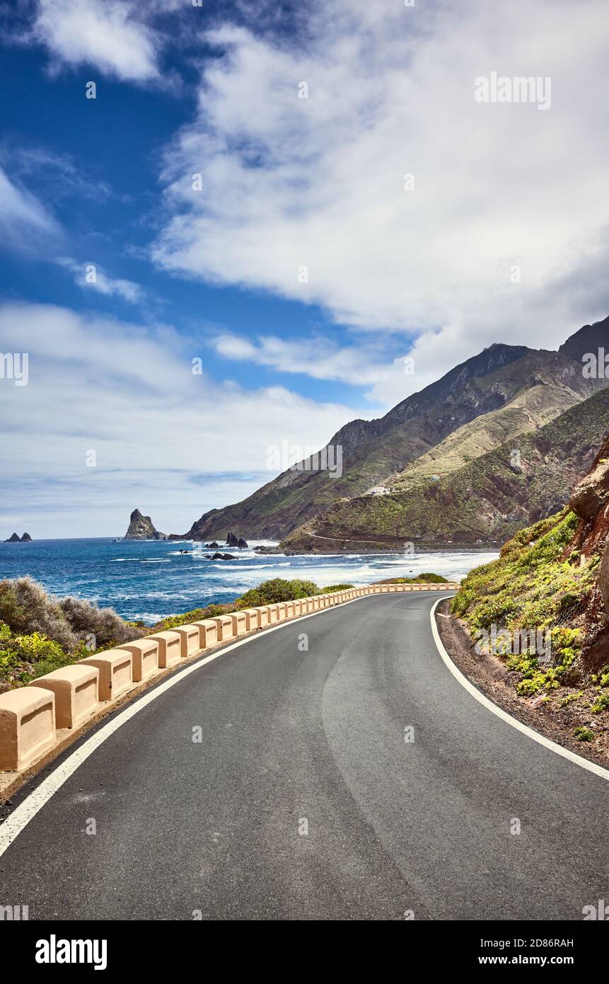 Strada panoramica sull'oceano presso la catena montuosa Macizo de Anaga, Tenerife, Spagna. Foto Stock