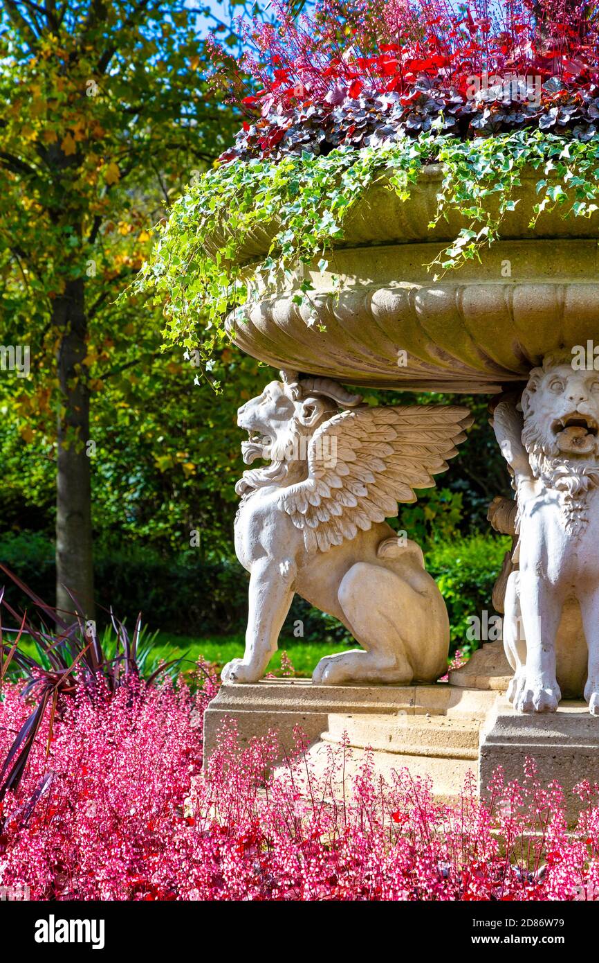 Griffin Tazza (leone Vase) nei Giardini Inglesi del Regent's Park, Londra, Regno Unito Foto Stock