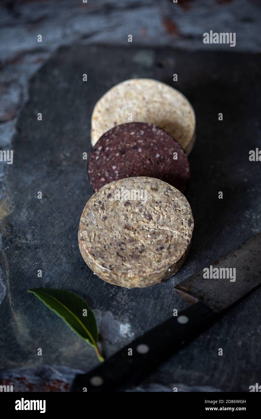 Fette di budino bianco e nero su ardesia Foto Stock