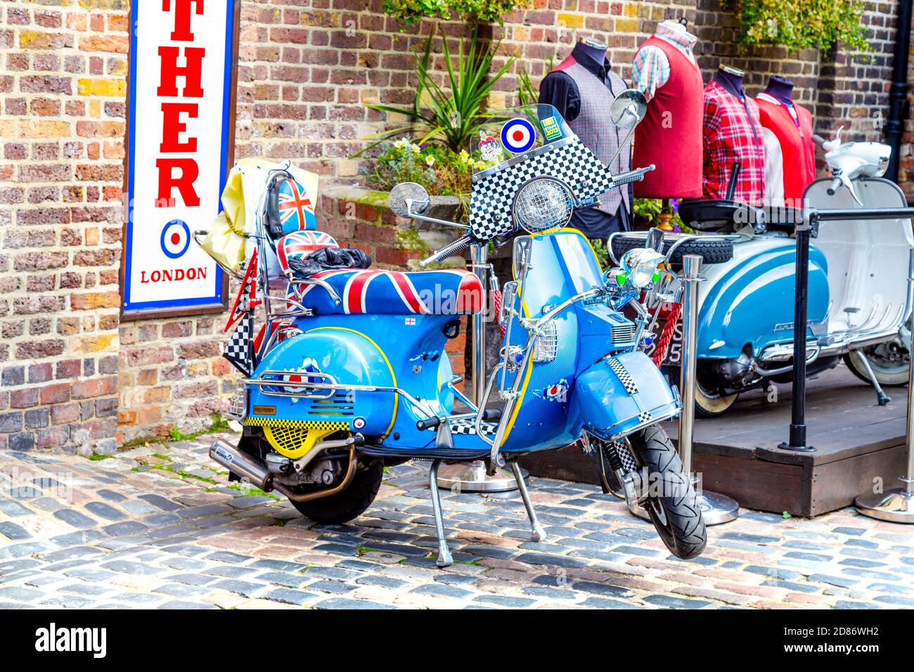 Mod scooter fuori dal negozio Modfather a Camden Stables Market, Londra, Regno Unito Foto Stock