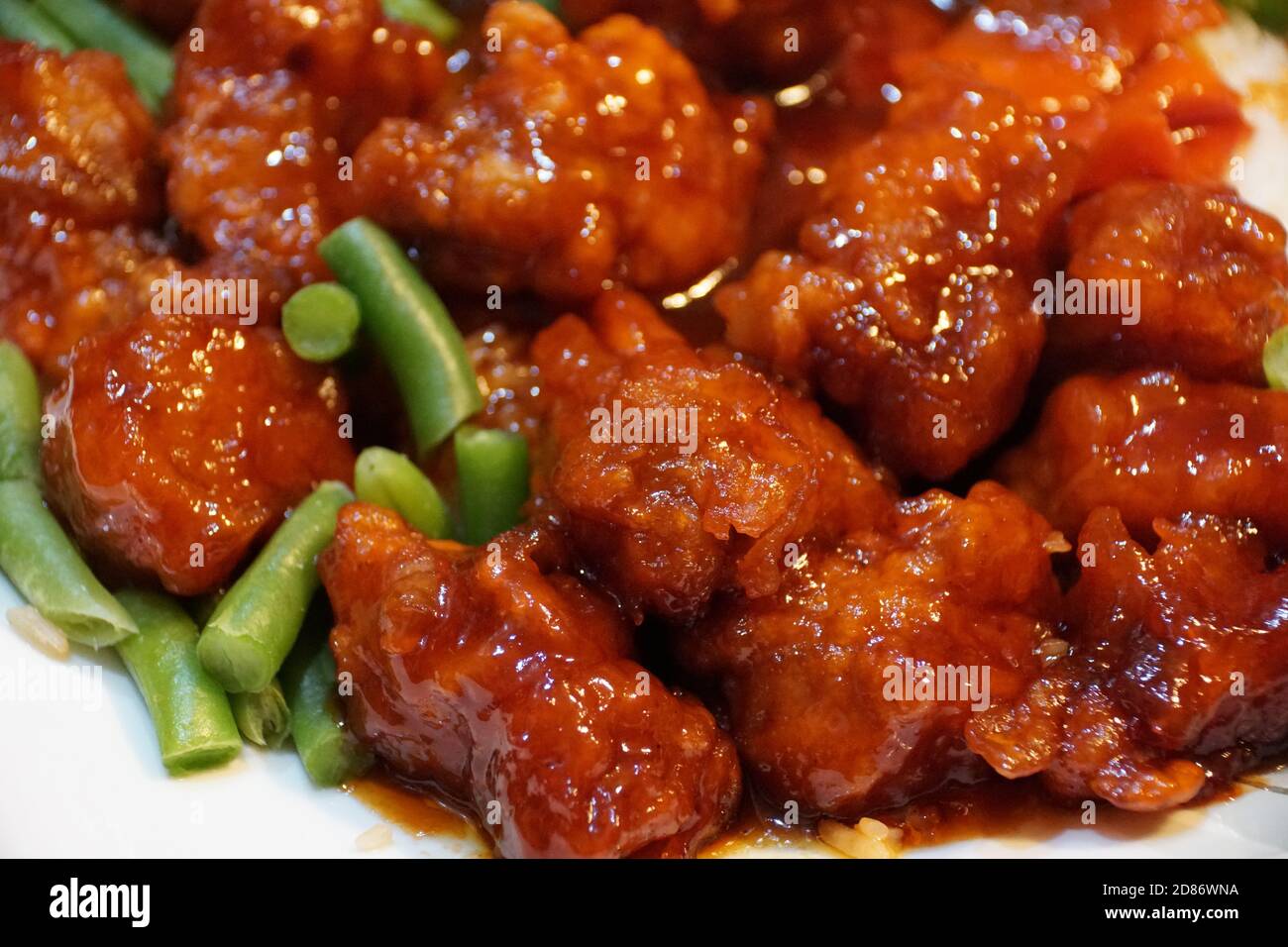 Primo piano di pollo General Tsao in salsa rossa Foto stock - Alamy