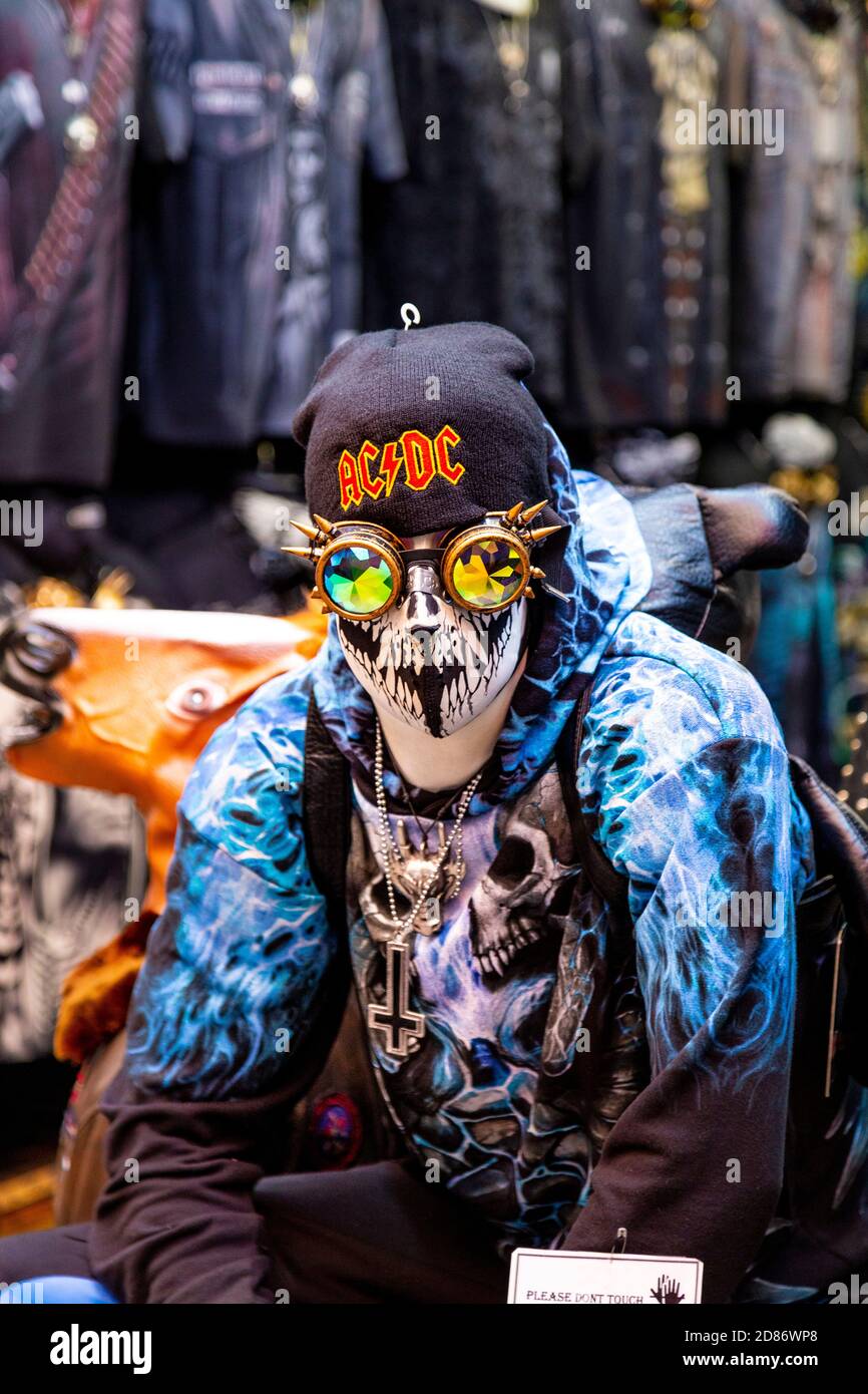 Manichino vestito in uno stand di moda alternativo al Camden Stables Market, Londra, Regno Unito Foto Stock