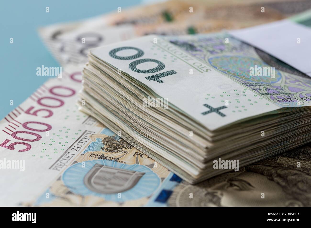 Una lima delle banconote polacche di cento zloty ha fissato con una banda di banca che giace sui soldi con il massima denominazione: cinquecento zloty Foto Stock