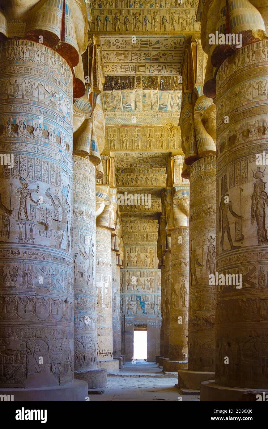 Dendera, Egitto; interno del tempio di Dendera, antico Egitto Foto Stock