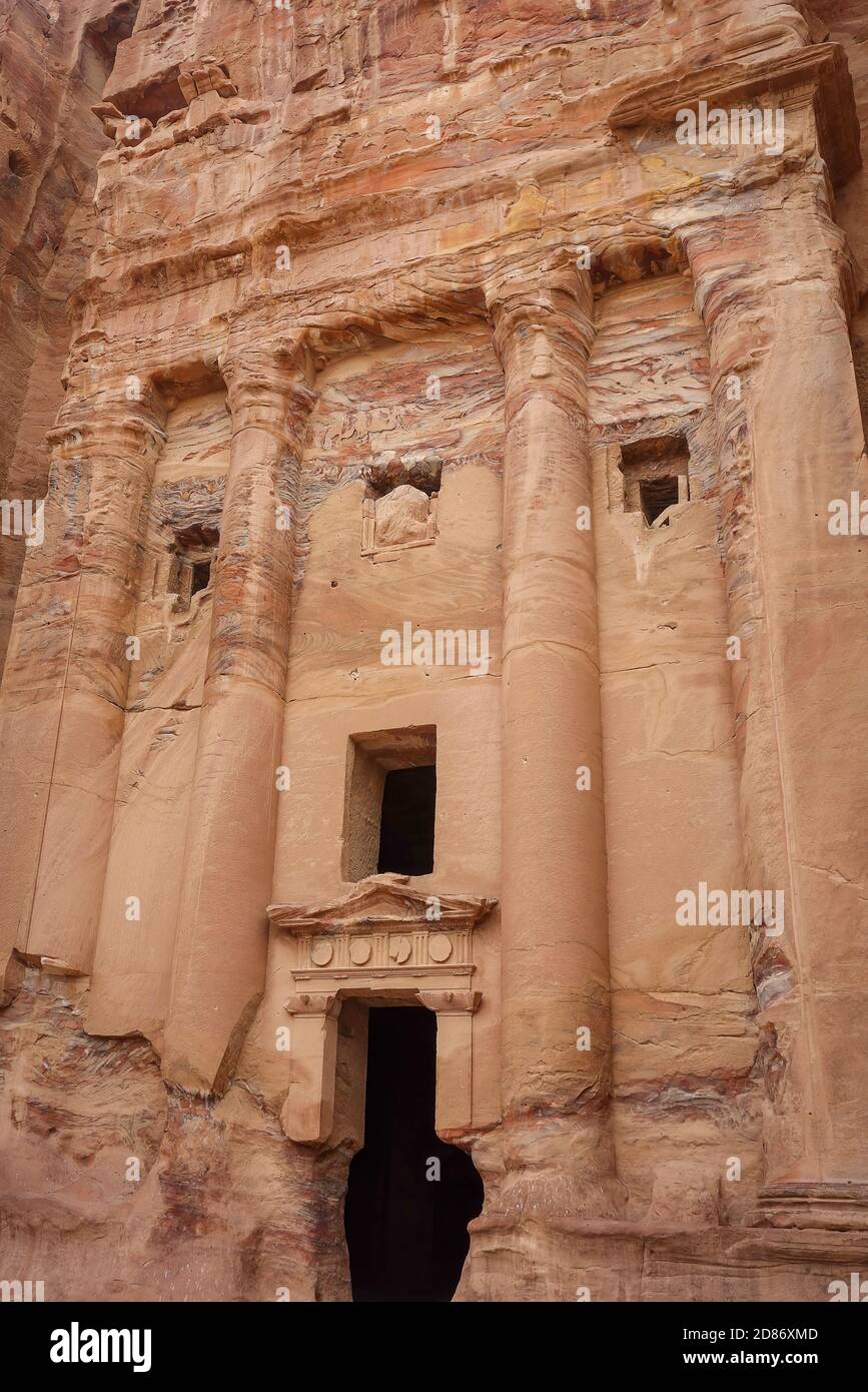 Vista della tomba reale di Urn nell'antica città di Petra in Giordania Foto Stock