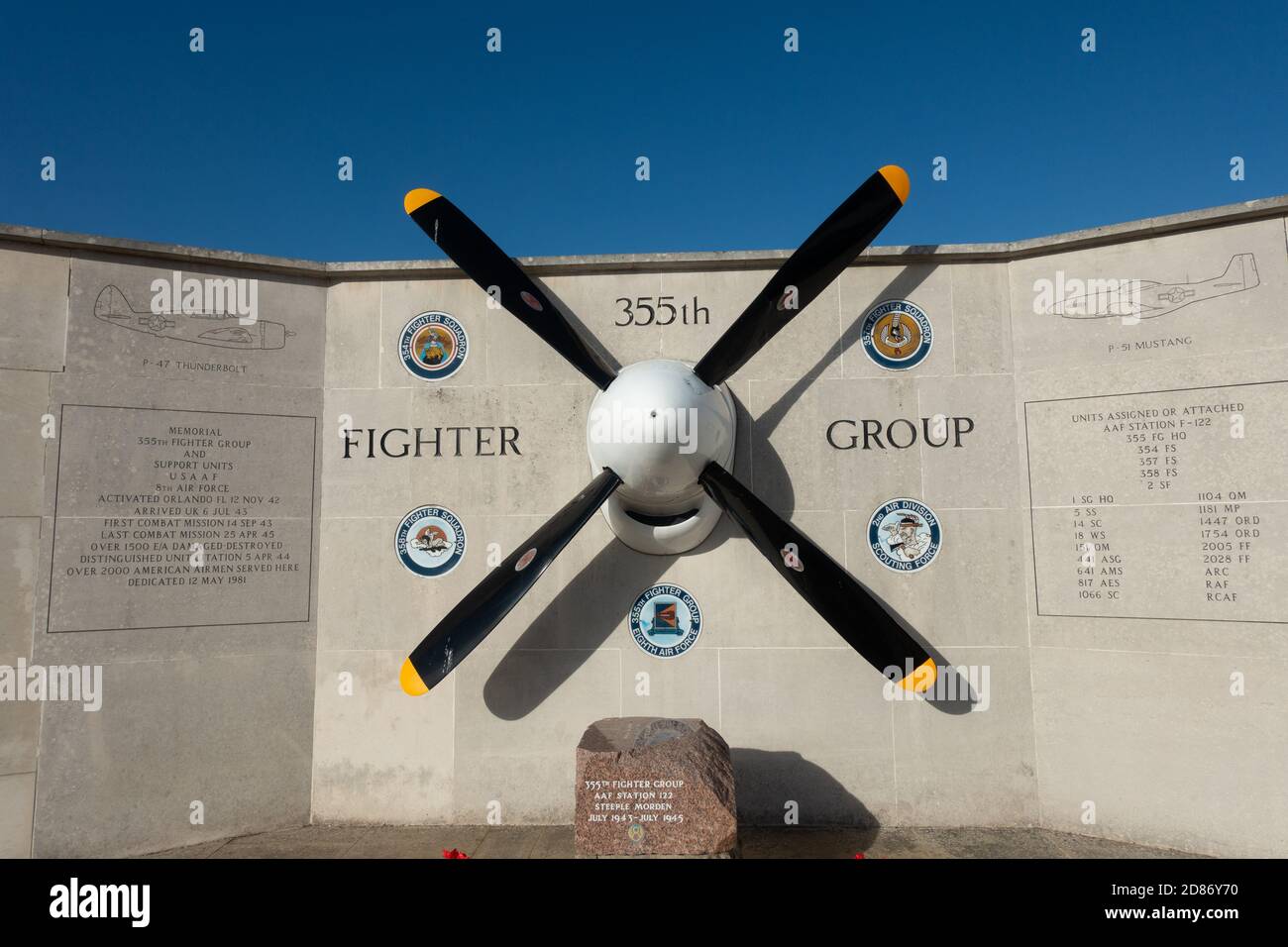 Il 355th Fighter Group, volando P-47s e successivamente P-51s, si trasferì a Steeple Morden nel maggio 1943. Durante i due anni che combatté da qui, il 355 ottenne una reputazione per lo strafing dei campi aerei tedeschi e la distruzione degli aerei nemici mentre volava a pochi metri dal suolo. L'unità è accreditata con la distruzione di 339 aeromobili e danni di altri 124, sia a terra che in cielo. Il 355th ha ricevuto la citazione distinta dell'unità per i relativi sforzi ed è diventato conosciuto come lo Steeple Morden Strafers. Foto Stock