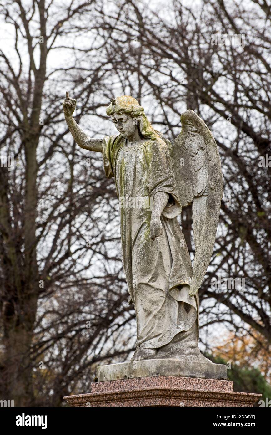 Statua di un angelo che indica il cielo nel cimitero di Morningside Edimburgo, Scozia, Regno Unito. Foto Stock