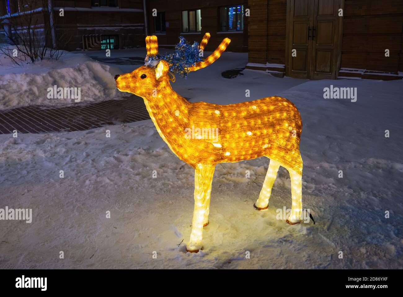 Renna decorazione di Natale illuminato, figura di cervo acrilico illuminato nel parco della città d'inverno Foto Stock