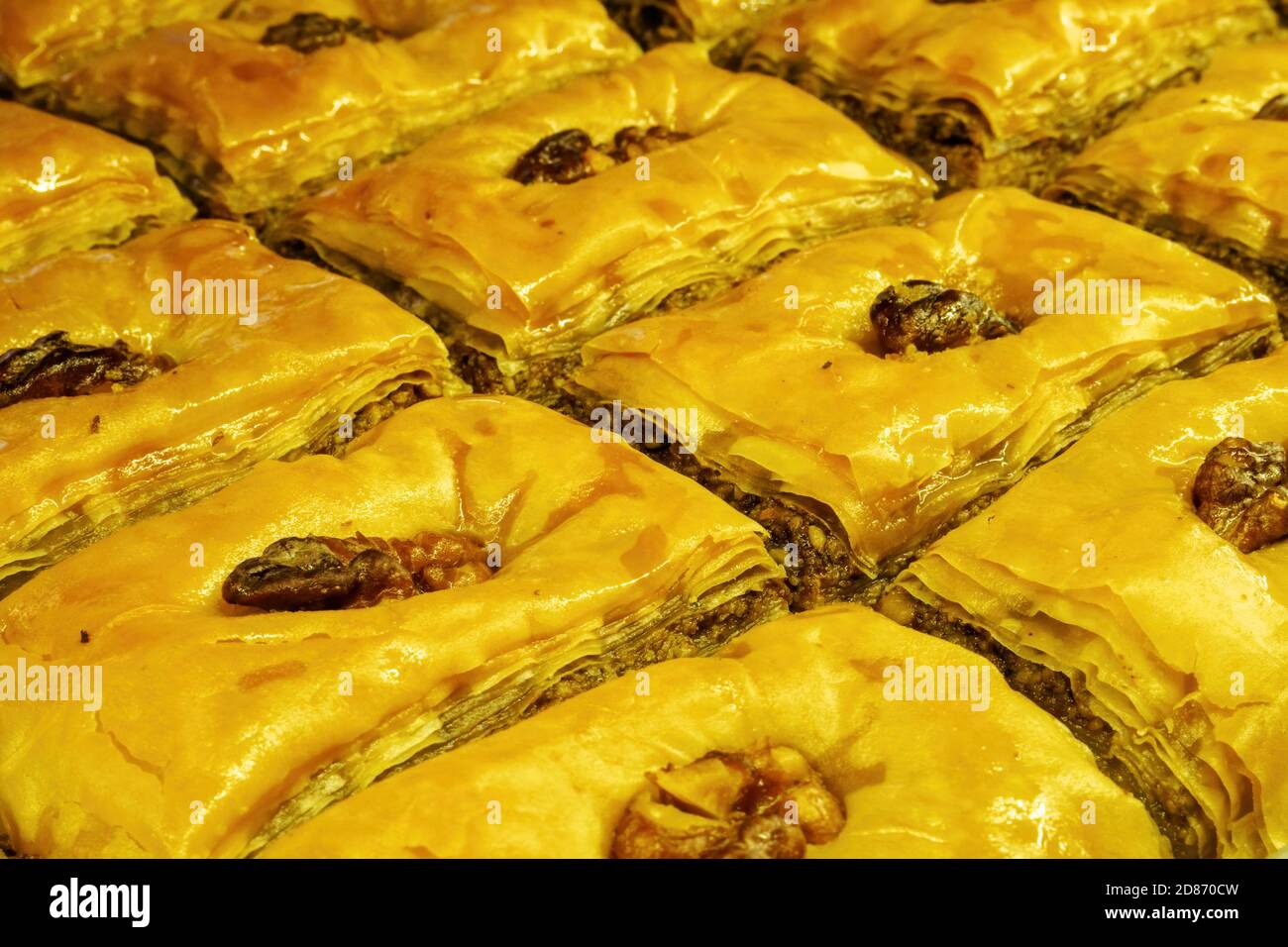 Pakhlava o baklava con noci, primo piano, fuoco selettivo Foto Stock