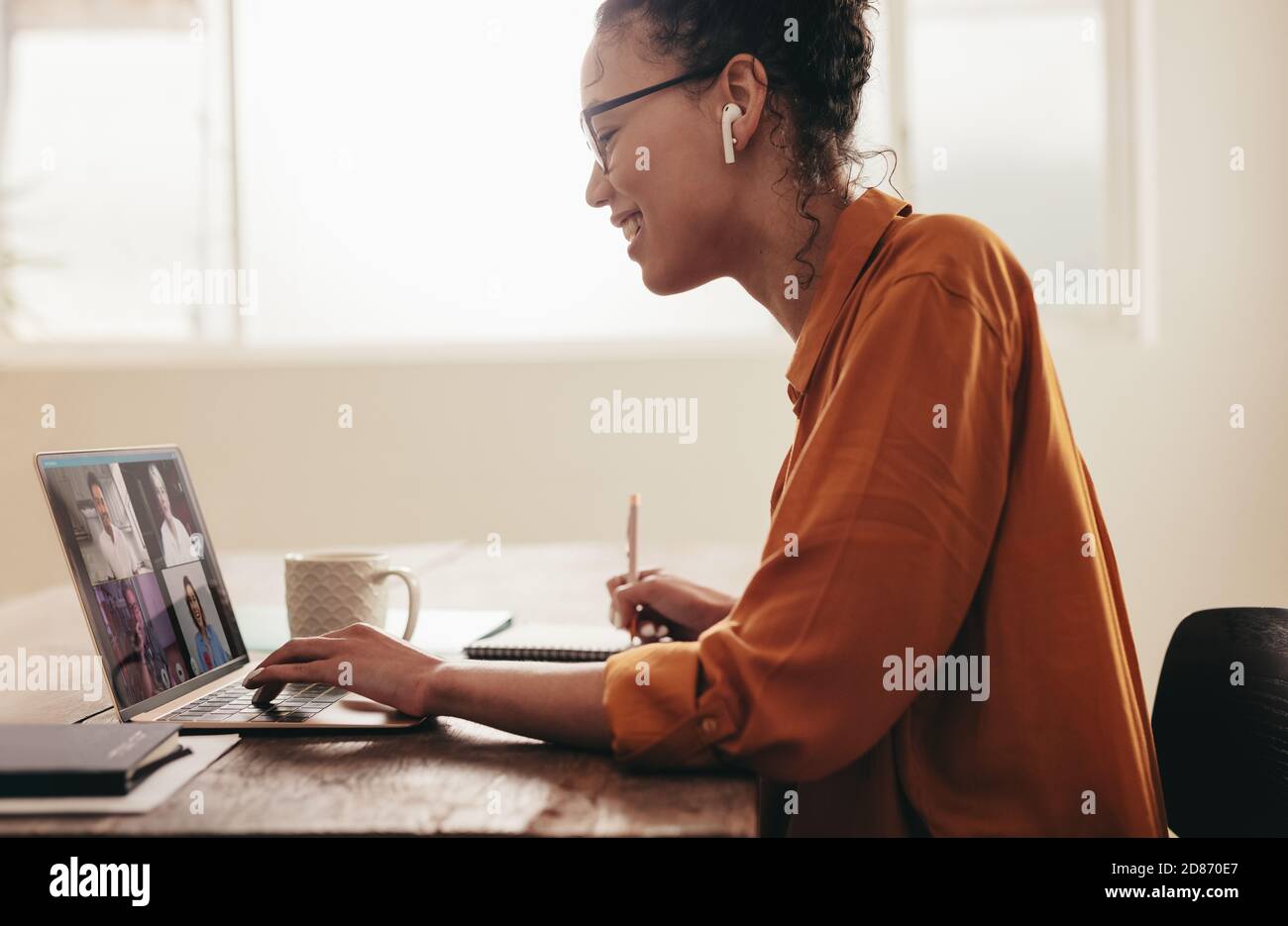 Donna che ha una riunione online con i colleghi durante una videochiamata che lavora da casa. donna d'affari in videoconferenza. Foto Stock