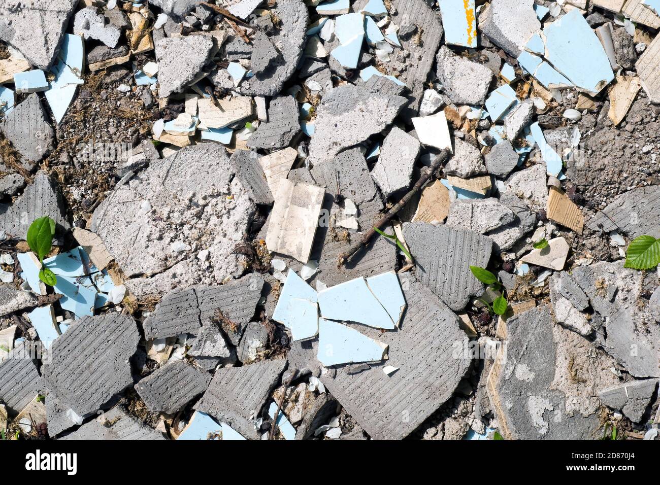 Rifiuti di costruzione, pannelli in cemento rotto, piastrelle a terra in giornata di sole, vista dall'alto Foto Stock