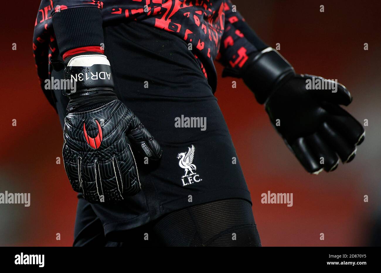 Dettagli sui guanti del portiere di Liverpool Alisson mentre si riscalda  prima della partita UEFA Champions League Group D ad Anfield, Liverpool  Foto stock - Alamy