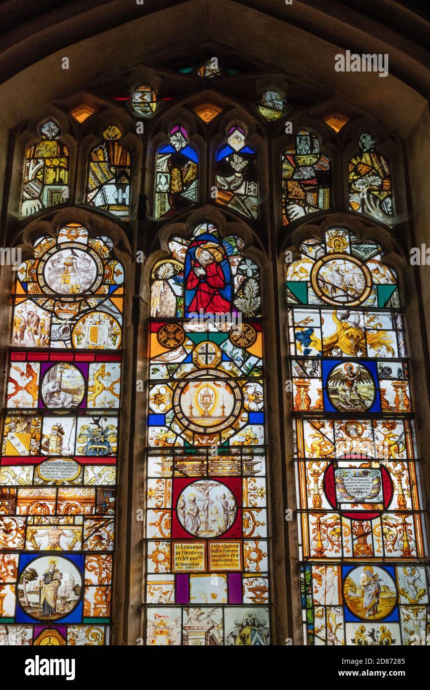 Vetrate nella finestra est della chiesa di St Andrew, Cranford St Andrew, Northamptonshire, Regno Unito; per lo più 17 ° secolo con alcuni pezzi medievali. Foto Stock