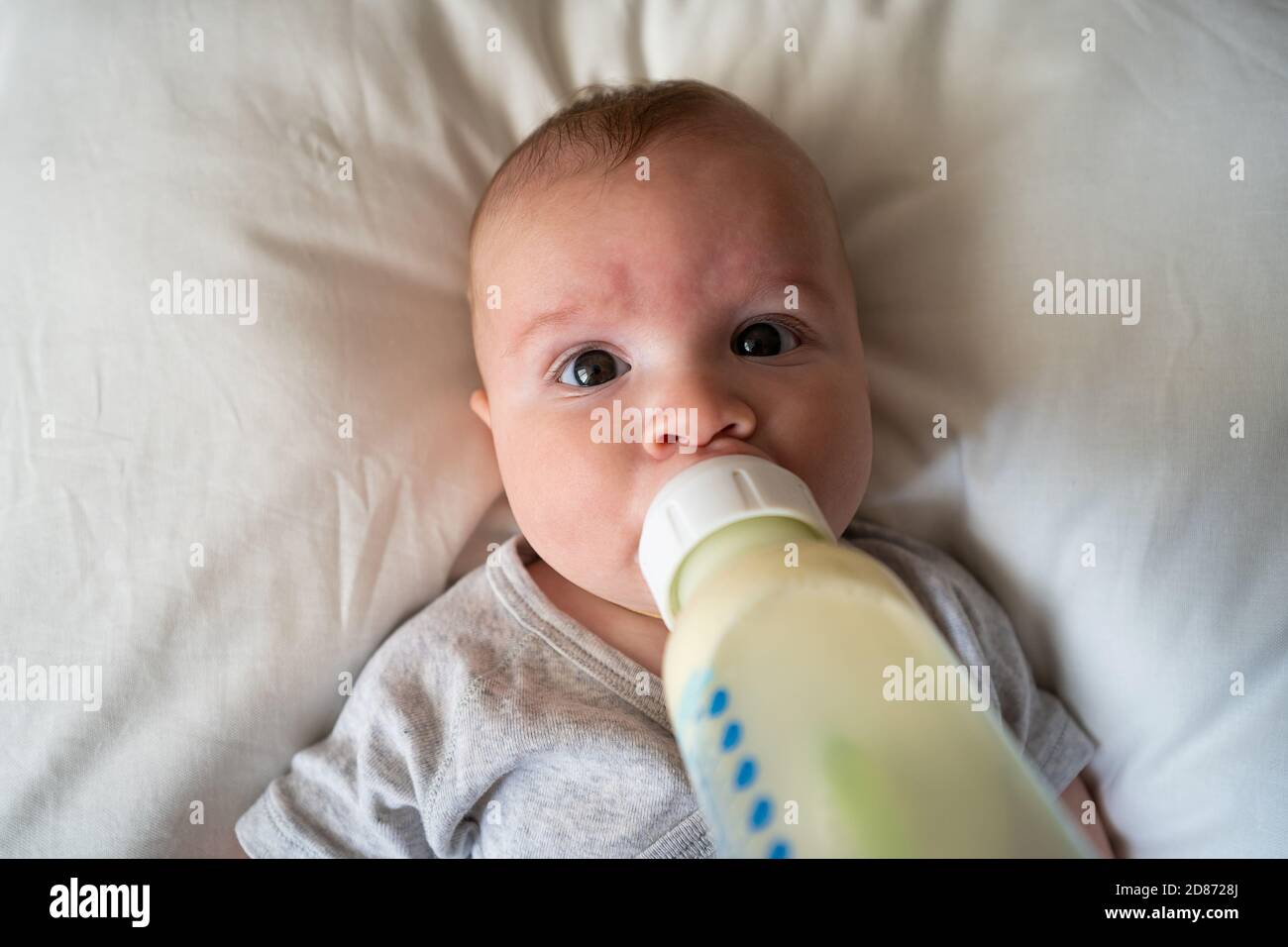 Baby bere latte dalla bottiglia Foto Stock
