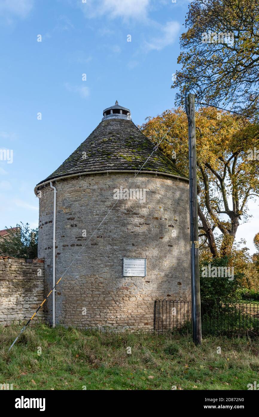 Vecchia colombaia del 15 ° secolo nel villaggio di Cranford St Andrew, Northamptonshire, Regno Unito Foto Stock