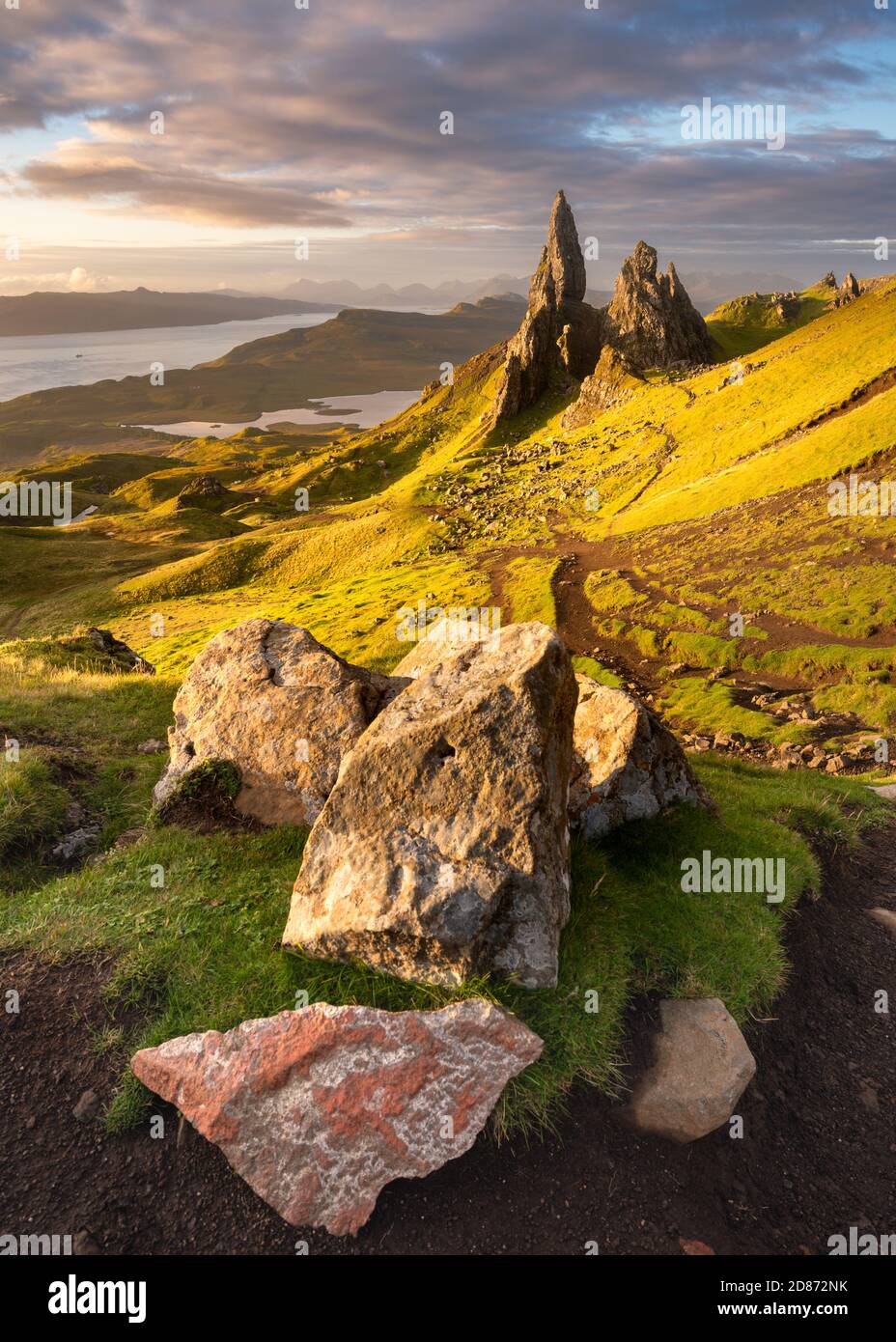 Alba al vecchio uomo di Storr con rocce in primo piano. Isola di Skye, Scozia, Regno Unito. Foto Stock