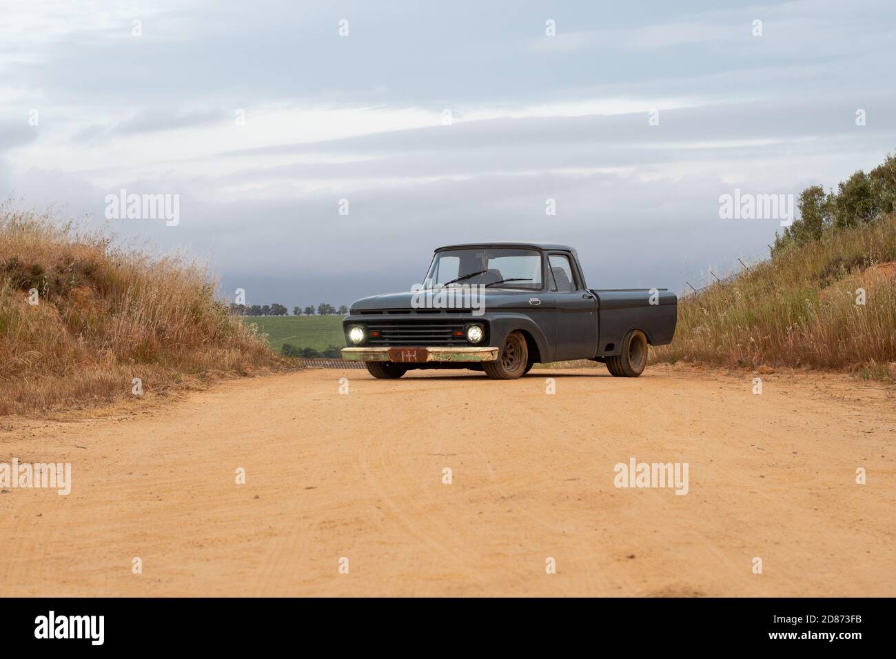 1964 Ford F100 camion su misura in azienda agricola Foto Stock