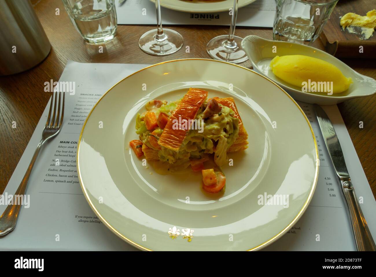 Pollo Leek e Ham Hock Pie Foto Stock