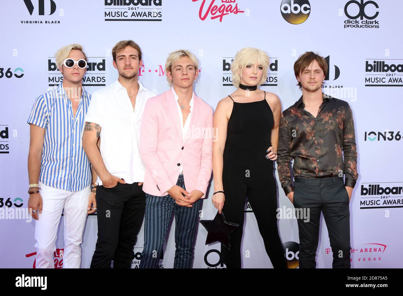 LAS VEGAS - MAGGIO 21: Riker Lynch, Rocky Lynch, Ross Lynch, Rydel Lynch, Ellington Ratliff al Billboard Music Awards 2017 - Arrivi alla T-Mobile Arena il 21 maggio 2017 a Las Vegas, NV Foto Stock