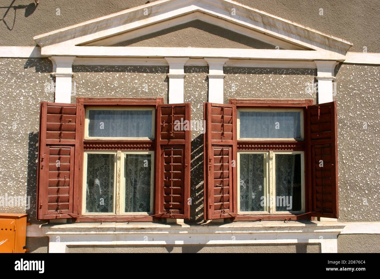 Facciata di una vecchia casa tradizionale sassone nella contea di Sibiu, Romania Foto Stock