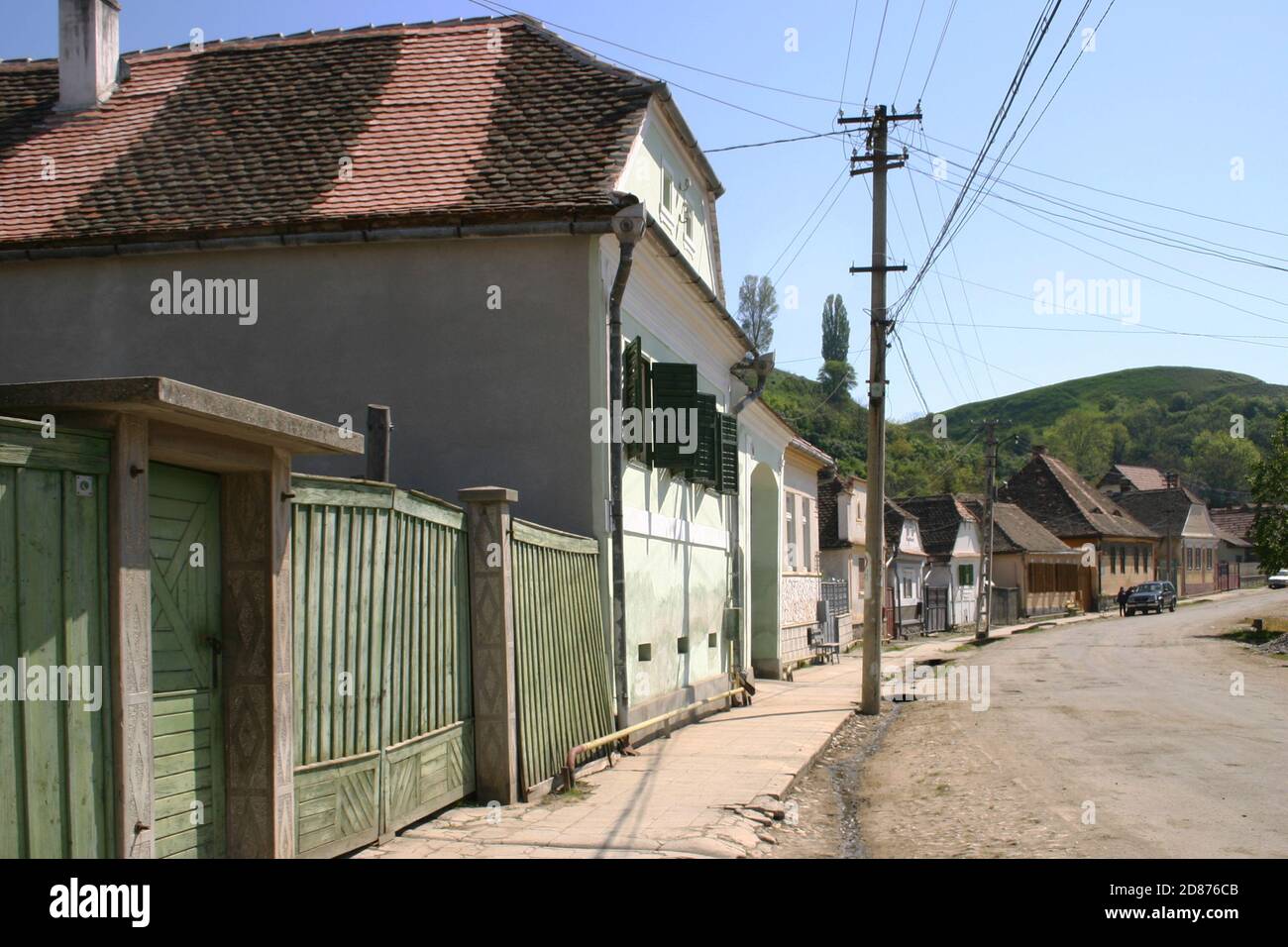 Edifici lungo una strada in Ocna Sibiului, Sibiu County, Romania. Foto Stock
