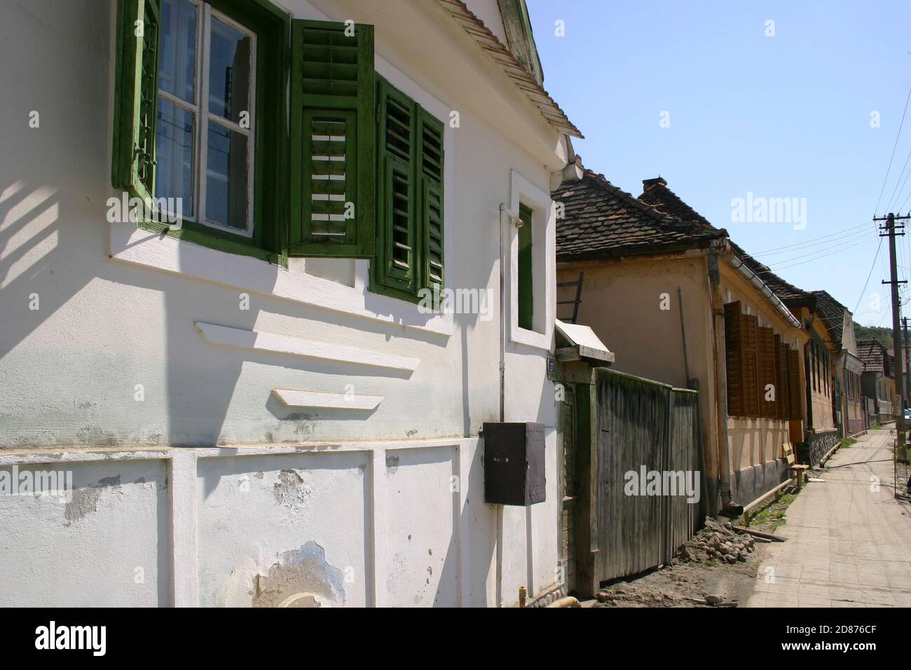 Edifici lungo una strada in Ocna Sibiului, Sibiu County, Romania. Foto Stock