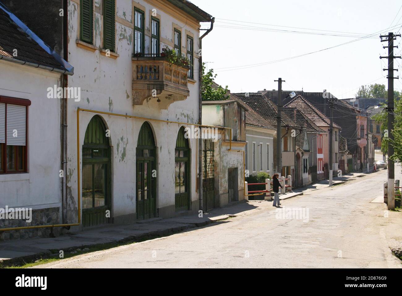 Edifici lungo una strada in Ocna Sibiului, Sibiu County, Romania. Foto Stock