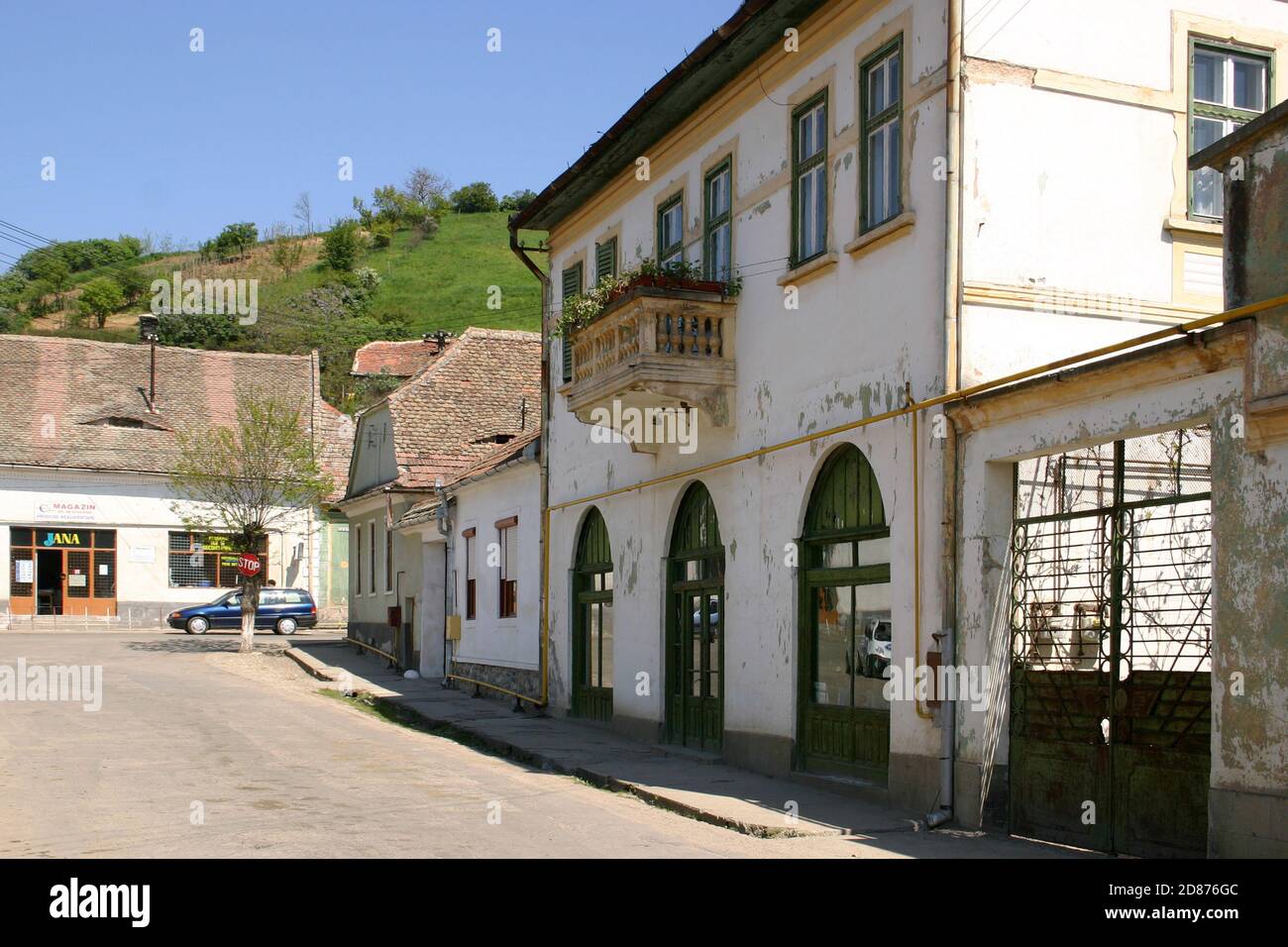 Edifici lungo una strada in Ocna Sibiului, Sibiu County, Romania. Foto Stock