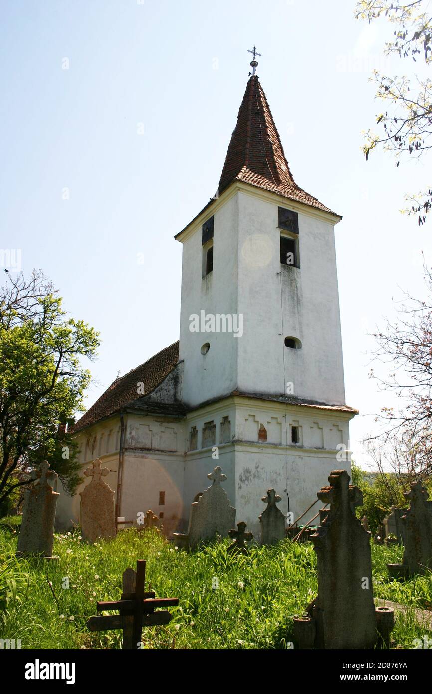 Toparcea, Contea di Sibiu, Romania. La chiesa ortodossa cristiana del 18 ° secolo (monumento storico) e il suo cimitero. Foto Stock